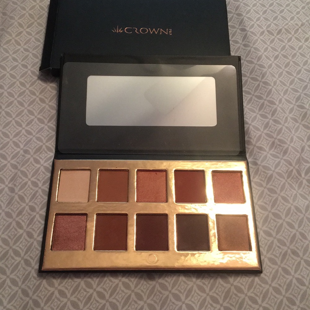 New Crown pro eye shadow palette